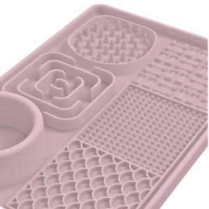 Gros plan tapis léchage rose avec bol intégré et zones texturées, parfait pour occuper le chien, médaille chien.