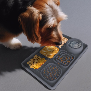Chien mangeant beurre de cacahuète sur tapis léchage gris, avec zones texturées et friandises, médaille chien.
